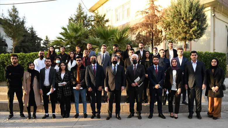 A group photo of Kurdistan Region Prime Minister Masrour Barzani with university students in Erbil, Nov. 27, 2021. (Photo: Kurdistan 24)